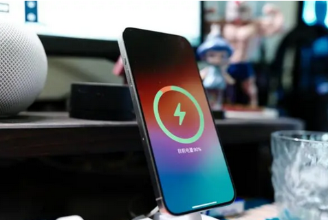 大田镇苹果15换屏服务分享用什么充电器给iPhone15充电更好 